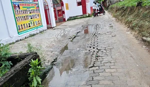अंबेडकरनगर के रसूलाबाद में कूड़े और जलभराव से परेशान लोग, बिजली व्यवस्था भी सवालों में